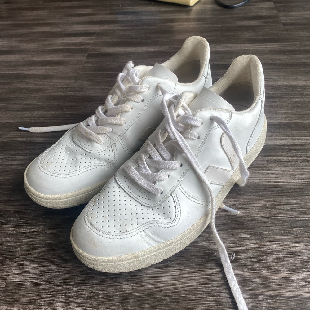 Veja V-10 Leather White